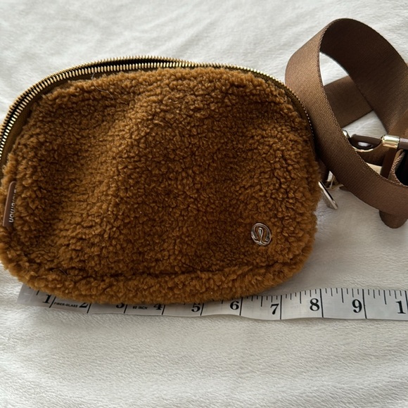 Lululemon Everywhere Belt Bag Teddy Brown Sherpa - Picture 5 of 5